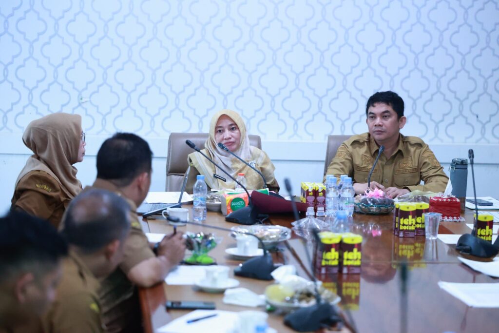 Bupati Bang Arul memimpin rapat maraton efisiensi anggaran bersama kepala SKPD Tanah Bumbu