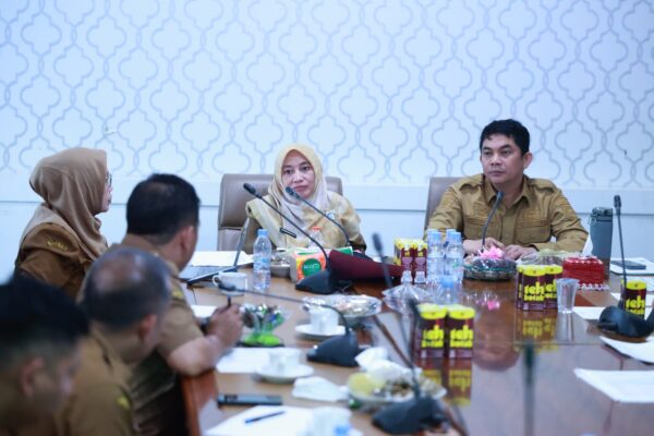 Bupati Bang Arul Pimpin Rapat Maraton Efisiensi Anggaran Tanah Bumbu Hingga Dini Hari