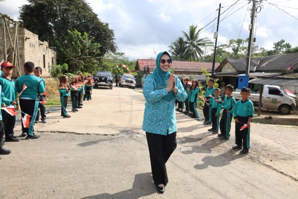 Disambut Ceria Anak-anak, Andi Irmayani Hadiri Penilaian Lomba PHBS di Desa Pematang Ulin